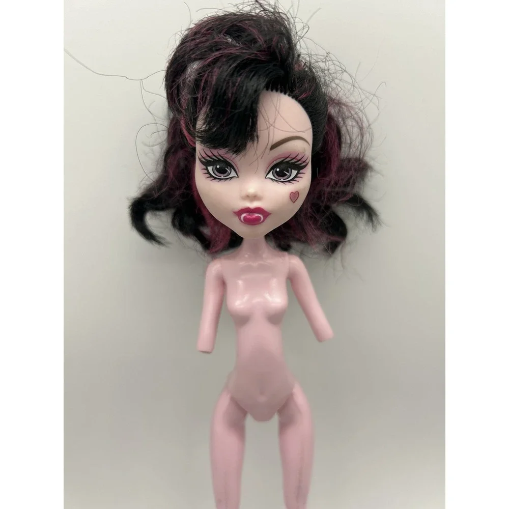 Mattel Monster High Draculaura 11in Fashion Doll Articulated Black/Pink Hair
